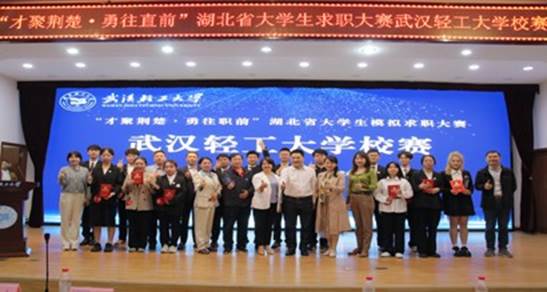 一群人站在台上中度可信度描述已自动生成